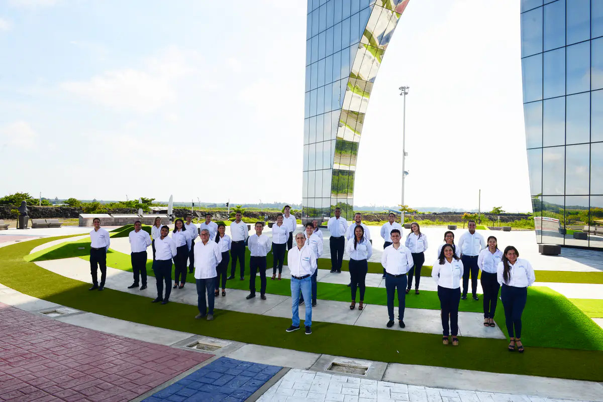 Equipo de SEPPSA frente a sus oficinas
